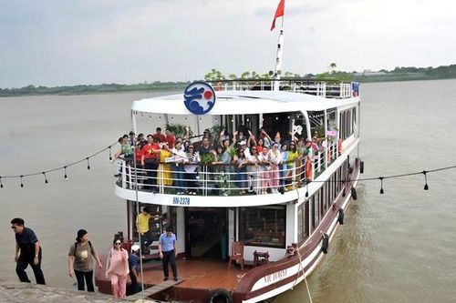 Những chuyến tàu hoàng hôn 'đánh thức' du lịch đường sông Thủ đô