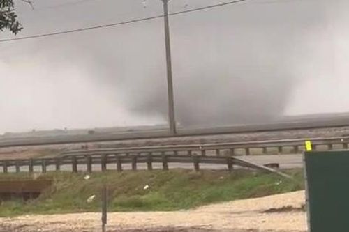 Lốc xoáy quét qua Texas gây ra cảnh tượng kinh hoàng