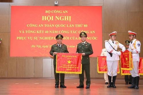 Bộ Công an tặng cờ thi đua cho Công an tỉnh Bình Thuận