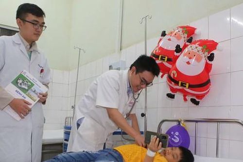 Kịp thời cứu cháu bé 8 tuổi uống nhầm thuốc trừ sâu để trong chai nước ngọt
