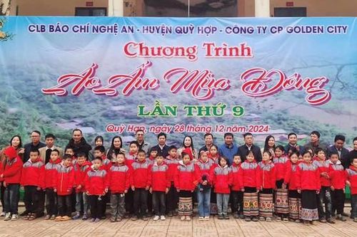 Công ty Golden City mang áo ấm đến trẻ em nghèo miền núi xứ Nghệ