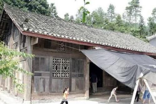 Ngôi nhà lụp xụp bỗng nhiên được thiên hạ tranh nhau mua, có người cọc 22 căn nhà đổi lấy 8 khúc gỗ cũng không đến lượt