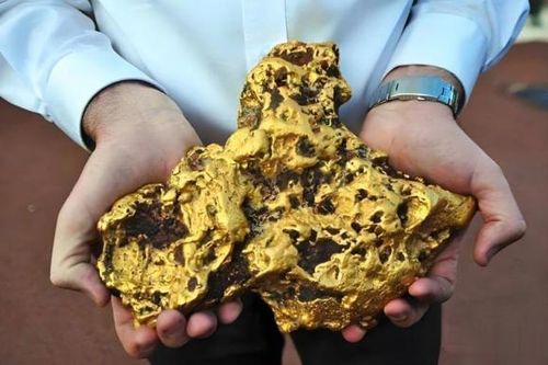 Trên trái đất có 4 tỷ tấn vàng, mỗi người được chia 5 triệu tấn, vậy tại sao vàng lại đắt như vậy?