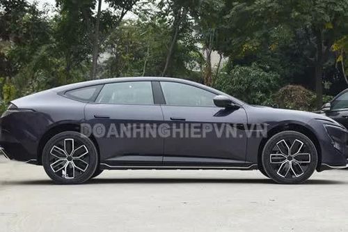 Xe hơi siêu sang, công suất 310 mã lực, tiêu thụ 2,16 lít xăng/100 km, hệ thống treo khí nén, giá dễ tiếp cận