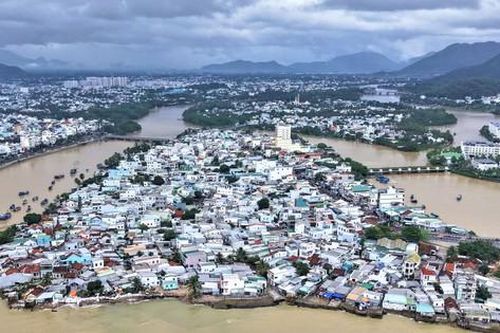 Nhiều người dân Nha Trang nơm nớp lo sóng đánh sập nhà