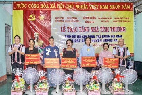 Sở Công Thương Gia Lai trao tặng 5 căn nhà tình thương