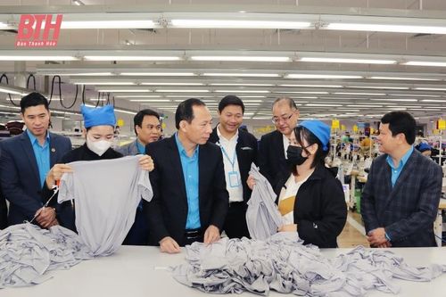 Chủ tịch LĐLĐ tỉnh thăm, chúc tết doanh nghiệp và tặng quà người lao động có hoàn cảnh khó khăn