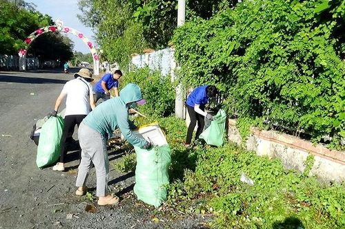 Đoàn viên, thanh niên huyện Tri Tôn ra quân vệ sinh môi trường