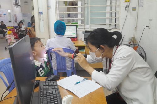 Chủ động phòng bệnh mùa lạnh cho trẻ em