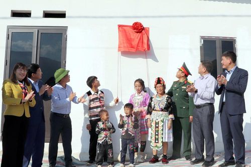 Bàn giao 35 ngôi nhà cho người dân vùng lũ quét Mường Pồn