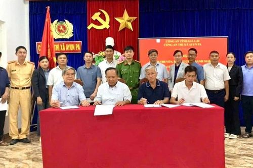 Ayun Pa: 29 chủ phương tiện, doanh nghiệp vận tải ký cam kết chấp hành Luật Giao thông đường bộ