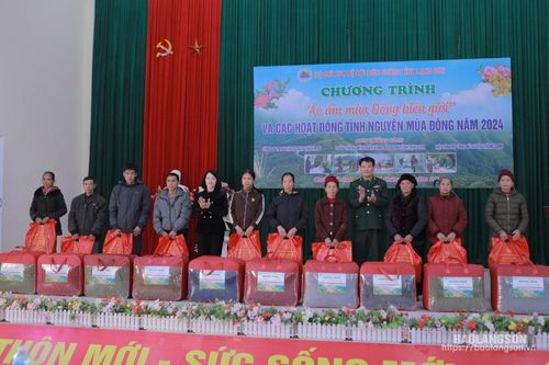 Bộ Chỉ huy Bộ đội Biên phòng phối hợp tổ chức Chương trình 'Áo ấm mùa đông biên giới' tại xã Quốc Khánh, huyện Tràng Định