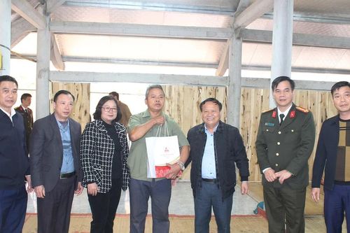 Phó Chủ tịch UBND tỉnh Nguyễn Trọng Hài thăm, tặng quà một số gia đình bị ảnh hưởng bão số 3