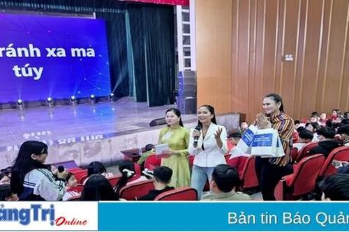 Hoa hậu H'Hen Niê tham gia truyền thông 'Vì cộng đồng không có ma túy' cho gần 1.000 học sinh, sinh viên Quảng Trị