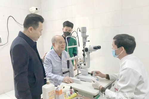 Mổ mắt miễn phí cho thương binh Nông Văn Vụ