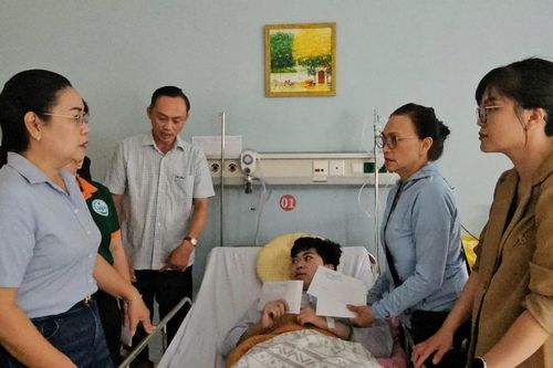 Lãnh đạo Ủy ban MTTQVN TP.HCM động viên và hỗ trợ nạn nhân bị hỏa hoạn tại TP.Thủ Đức