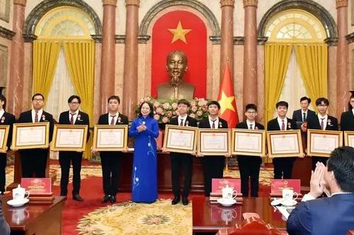 Khen thưởng học sinh đoạt giải tại các kỳ thi quốc tế 2024