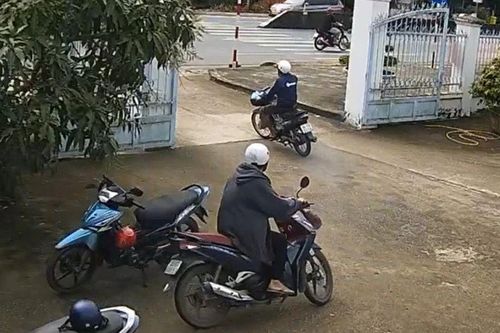 Clip: Táo tợn cảnh trộm lấy xe máy tại trụ sở UBND xã như chốn không người