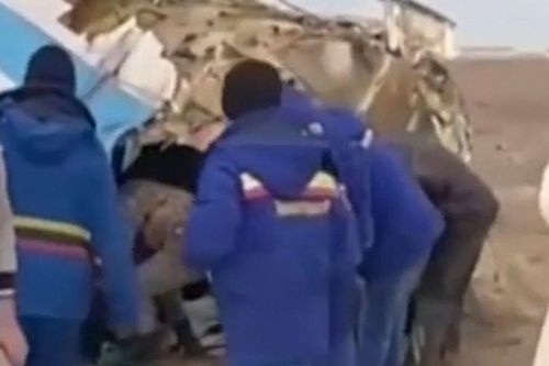 Clip: Khoảnh khắc hành khách sống sót kỳ diệu sau tai nạn máy bay của hãng Azerbaijan Airlines