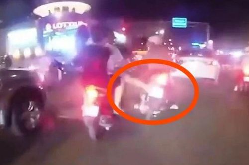 Clip: Gã đàn ông ra chân ác ý, đạp ngã xe cô gái giữa phố, hành động bất ngờ ngay sau đó