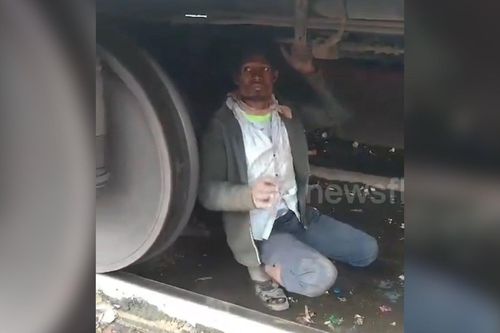 Trốn vé, người đàn ông nằm dưới toa tàu hỏa gần 290 km