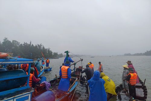 Chìm phà chở 14 người trên sông Trường Giang: Chủ tịch Quảng Nam chỉ đạo khẩn