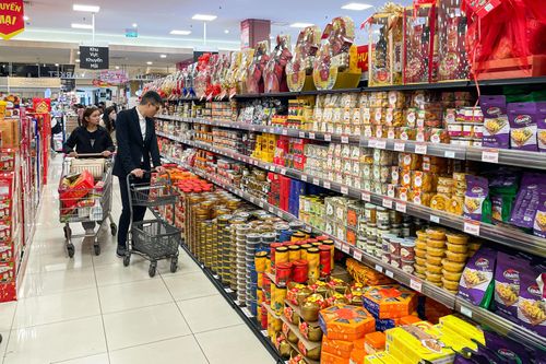 Hàng Tết bắt đầu lên kệ siêu thị, tung ưu đãi hút khách mua