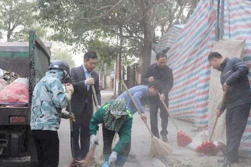 Huyện Quốc Oai ra quân dọn sạch các tuyến giao thông, nơi công cộng