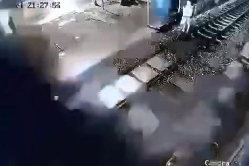 Hà Nội: Đứng cạnh đường tàu gọi điện thoại, người đàn ông bị hất văng sang một bên