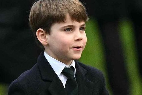 Hoàng tử Louis 'bội thu' quà Giáng sinh từ người hâm mộ, gây sốt khi xin Thân vương William 'xách giùm con một ít'