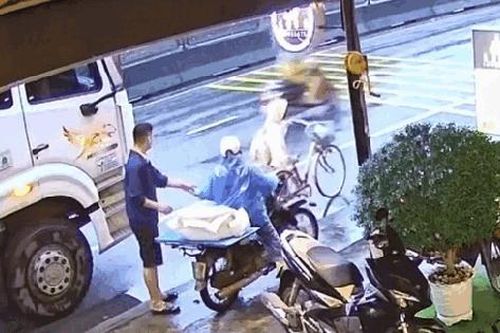 Phát hiện em học sinh đi xe đạp vào điểm mù của xe tải, người đàn ông có hành động nhận 'mưa lời khen'