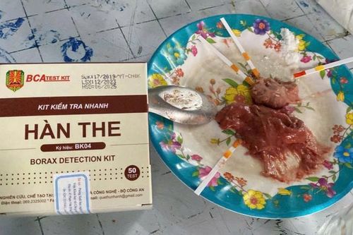 Khởi tố 2 vợ chồng sản xuất gần 1 tấn chả có chứa hàn the