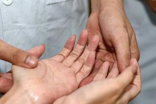 Khắc phục tình trạng đổ mồ hôi chân tay khi trời lạnh