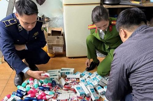 Thực phẩm, mỹ phẩm, thuốc lá điện tử nhập lậu la liệt dịp cận Tết