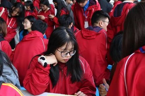 Chủ Nhật Đỏ 2025: Hàng nghìn sinh viên xếp hàng từ sáng sớm tham gia hiến máu