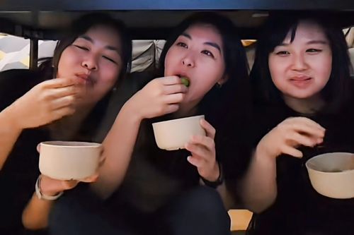 Chui gầm bàn ăn 12 quả nho thành trào lưu TikTok