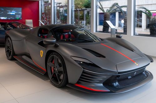 Carlos Sainz Jr. nhận siêu xe Daytona SP3 trước khi rời Ferrari