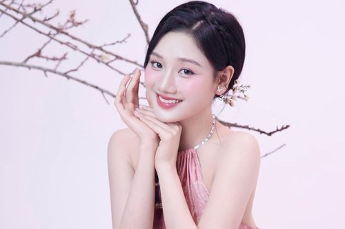Hai cô gái lùi lại phía sau Hoa hậu Kiều Duy
