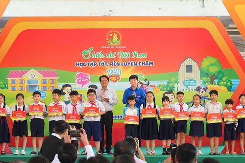 Trao 50 suất học bổng 'Tiếp sức cho em đến trường' và hàng nghìn phần quà tặng thiếu nhi