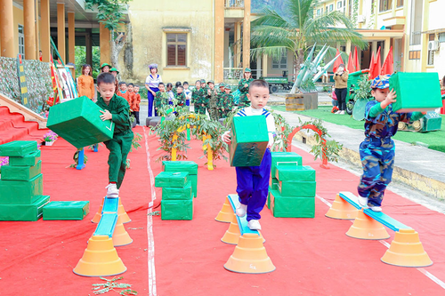 Chiến sĩ nhí 'theo bước chân anh Bộ đội Cụ Hồ'