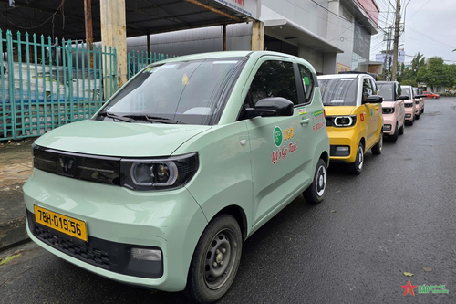 Trải nghiệm taxi điện mini ở 'Xứ sở hoa vàng trên cỏ xanh'