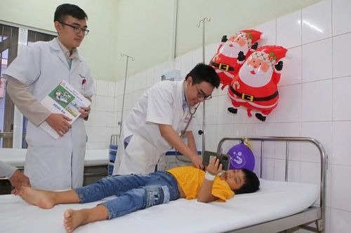 Giành lại sự sống cho bé trai uống nhầm thuốc sâu