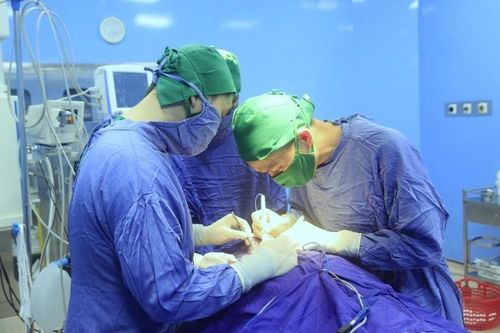 Khàn tiếng, nuốt đau, đi khám phát hiện ung thư thanh quản