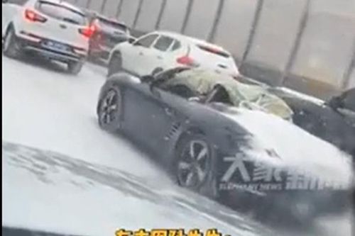Đại gia nhập viện vì lái xe Porsche mui trần dưới tuyết -20 độ