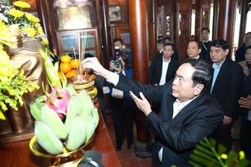 Chủ tịch Quốc hội Trần Thanh Mẫn dâng hương tưởng nhớ nguyên Chủ tịch nước, Đại tướng Lê Đức Anh và Đại tướng Nguyễn Chí Thanh