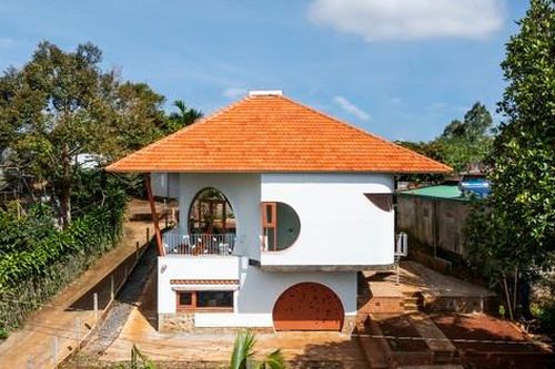 Nhà hai tầng ngói đỏ gây thương nhớ nhờ thiết kế đặc biệt