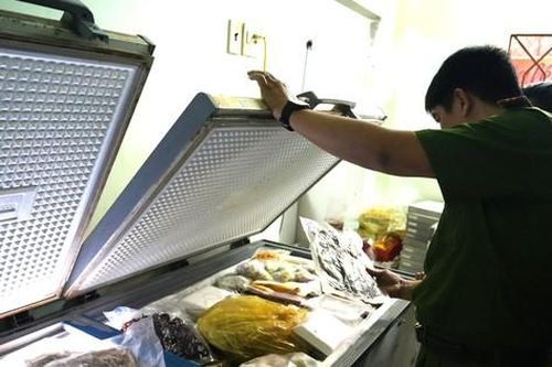Tiệm tạp hóa chứa cả trứng gà non, vú heo, gân bò… bốc mùi hôi thối