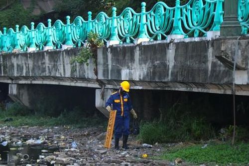 Thu gom hàng chục nghìn bát hương, đồ thờ cúng ven hồ Tây