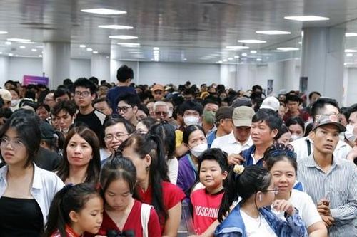 'Biển người' chen chân chờ trải nghiệm metro TPHCM ngày cuối tuần