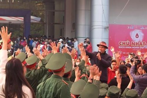 Khoảnh khắc NSND Xuân Bắc 'tiếp lửa' cho tình nguyện viên tại Chủ Nhật Đỏ lần thứ 17 - năm 2025